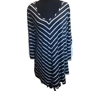 Roommates black-and-white bell sleeve top with lace insets